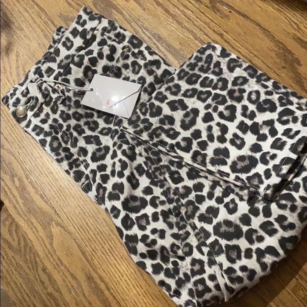 Good waist crop - snow leopard